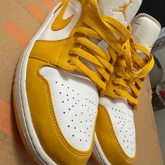 Jordan Sneakers Yellow and White - Picture 8 of 16